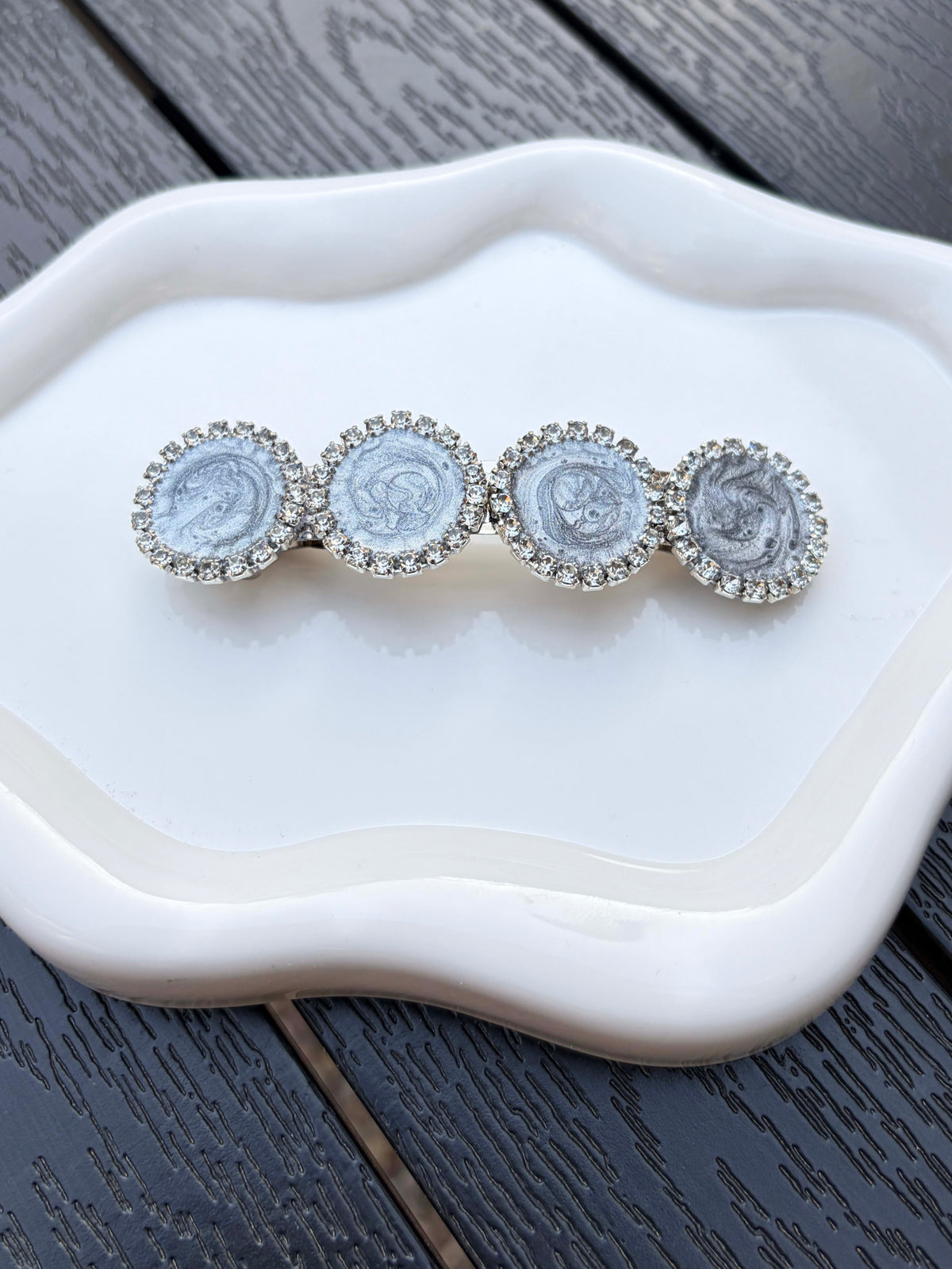 Broche gris